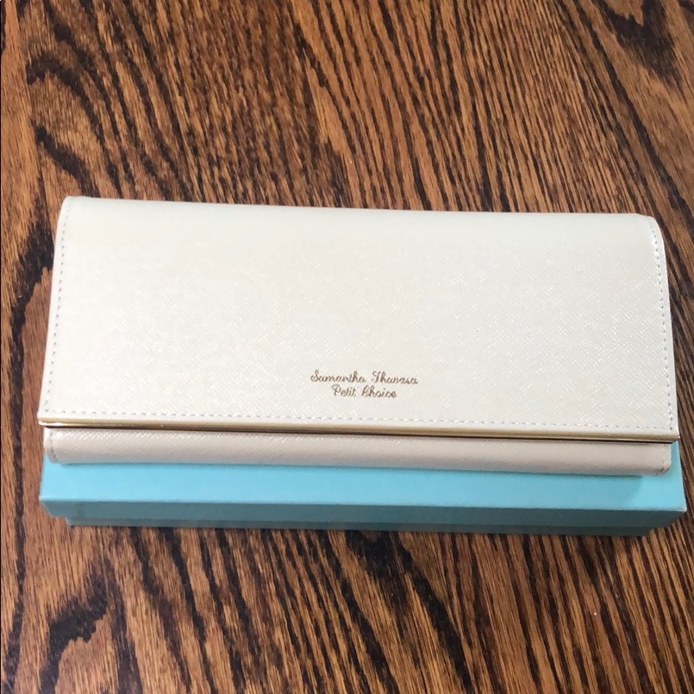 Samantha Thavasa white leather wallet.